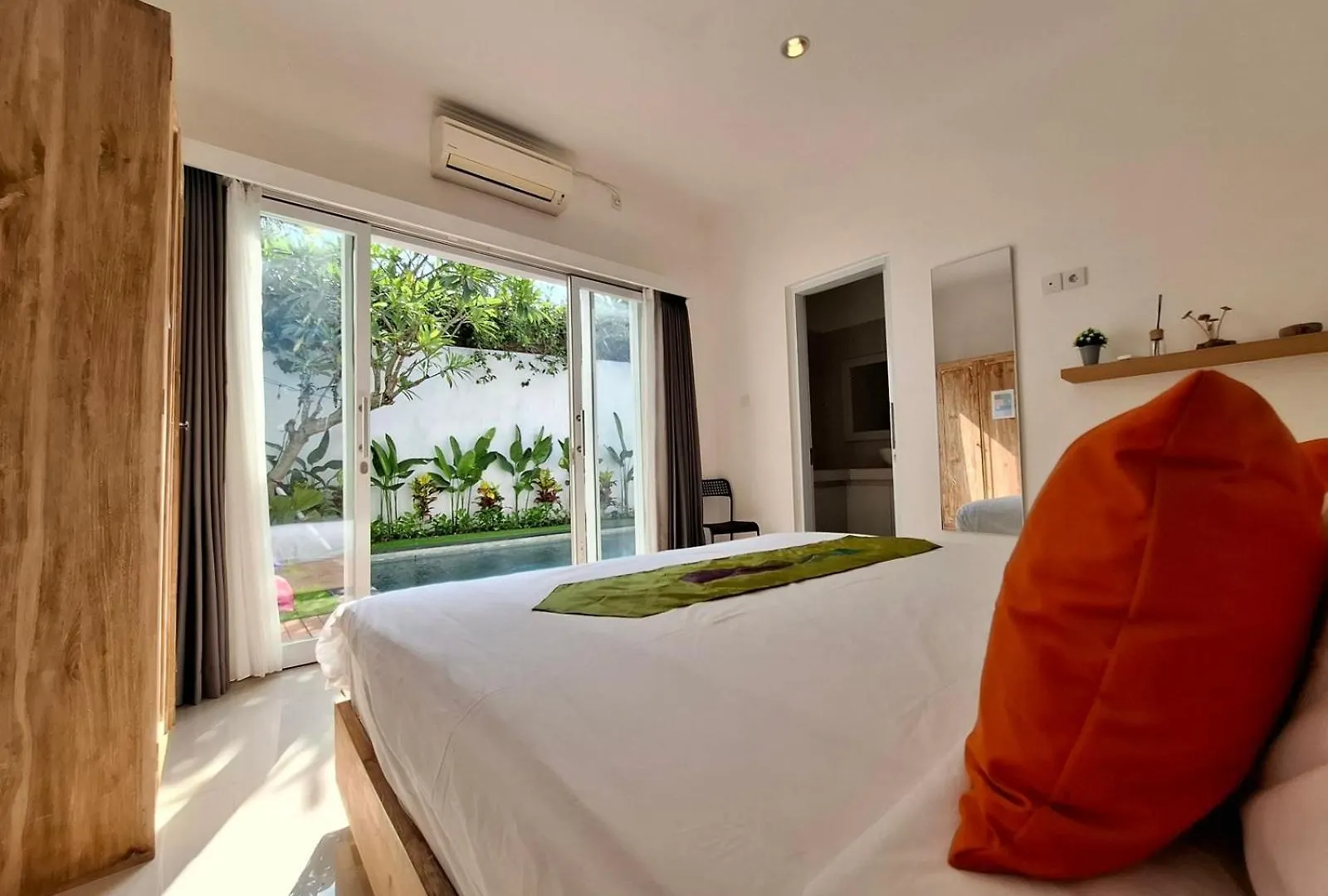 Villa A La Cool Seminyak Индонезия